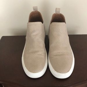 Women’s casual shoes
